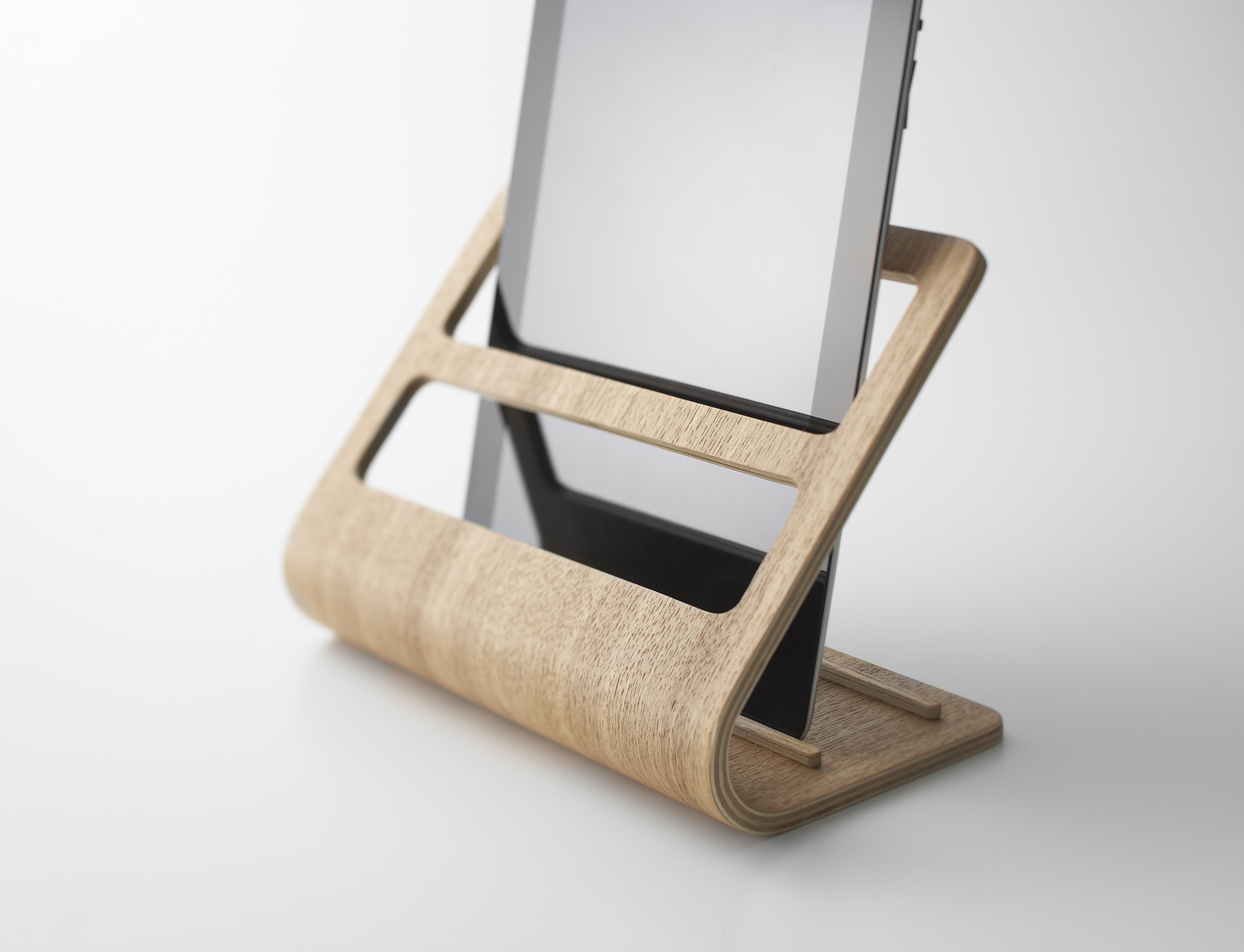 7325_rin_plywood_tablet_&_remote_control