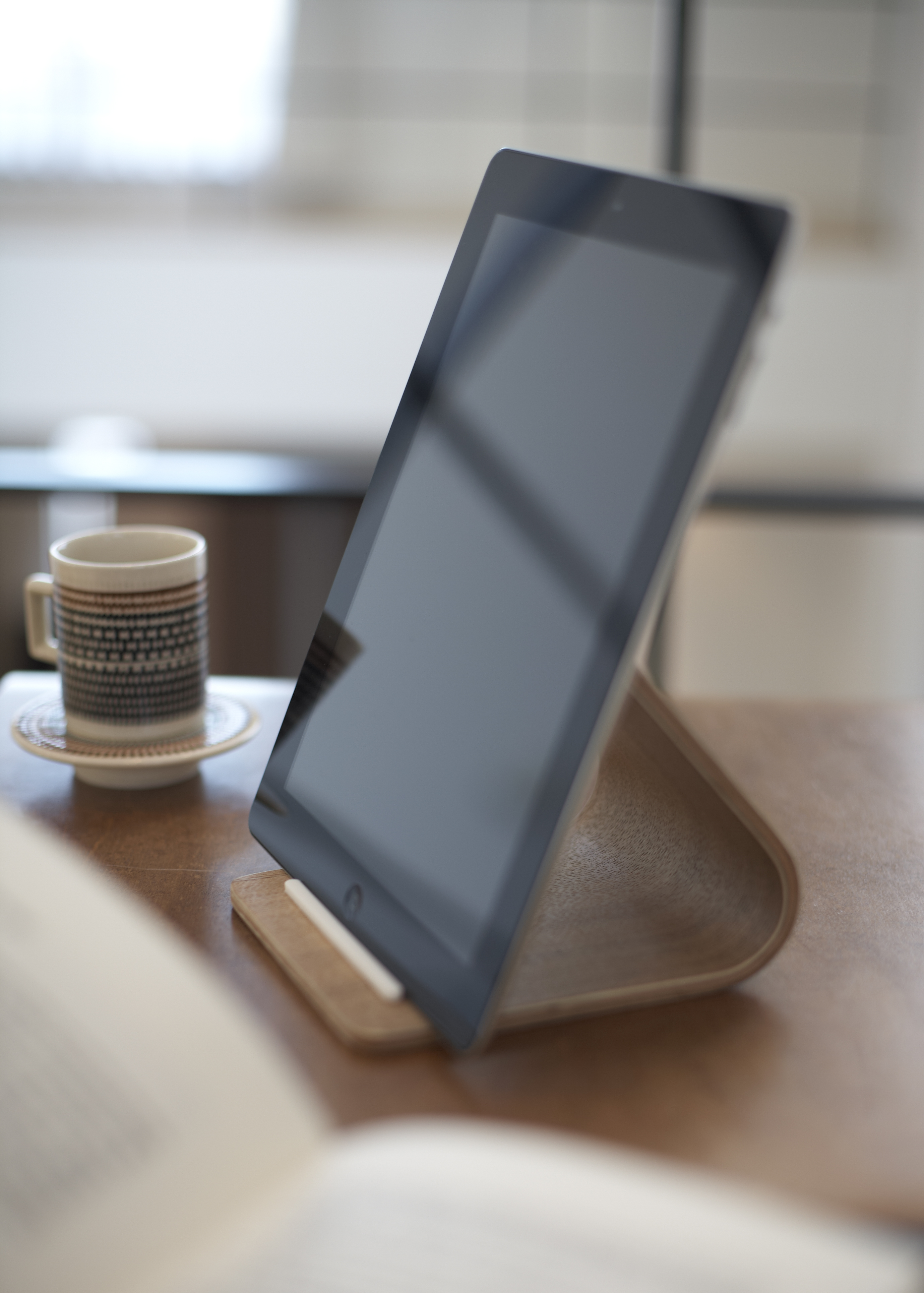 7327_rin_plywood_tablet_stand_be_03.jpg